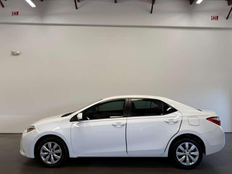 2016 Toyota Corolla LE photo 3