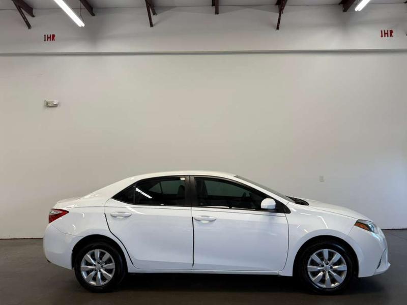 2016 Toyota Corolla LE photo 2