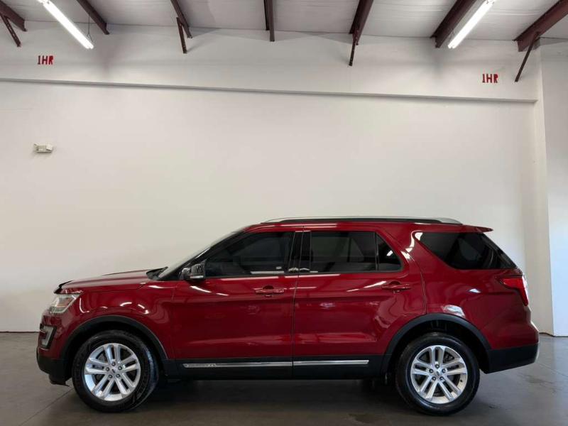 2017 Ford Explorer XLT photo 2