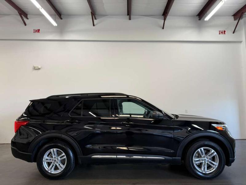 2023 Ford Explorer XLT photo 2