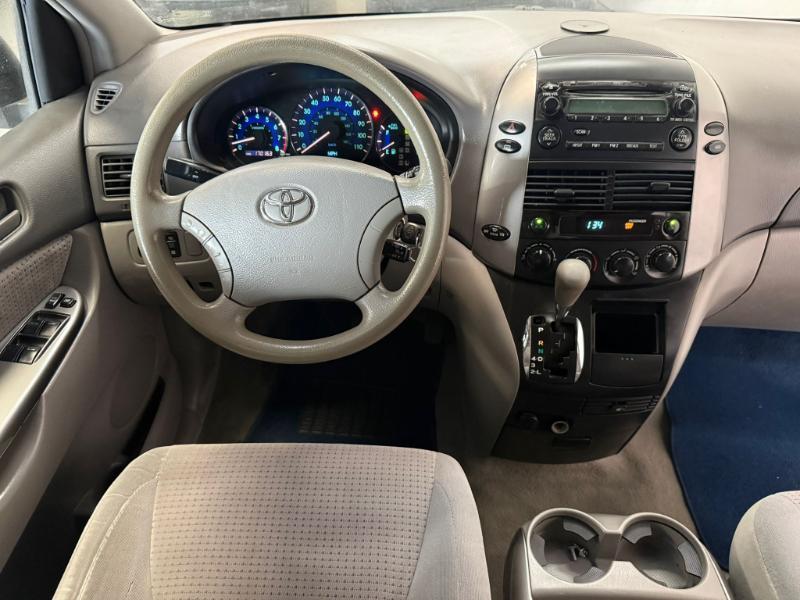 Toyota Sienna LE 7-Passenger 2006