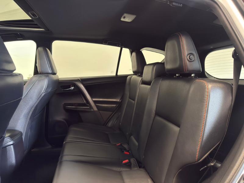 Toyota RAV4 SE FWD 2017