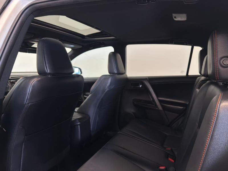 Toyota RAV4 SE FWD 2017