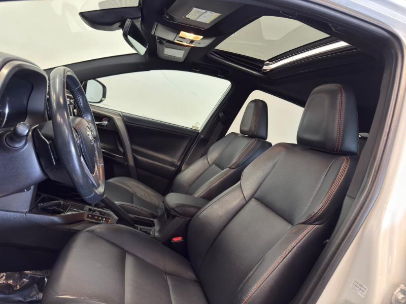 Toyota RAV4 SE FWD 2017