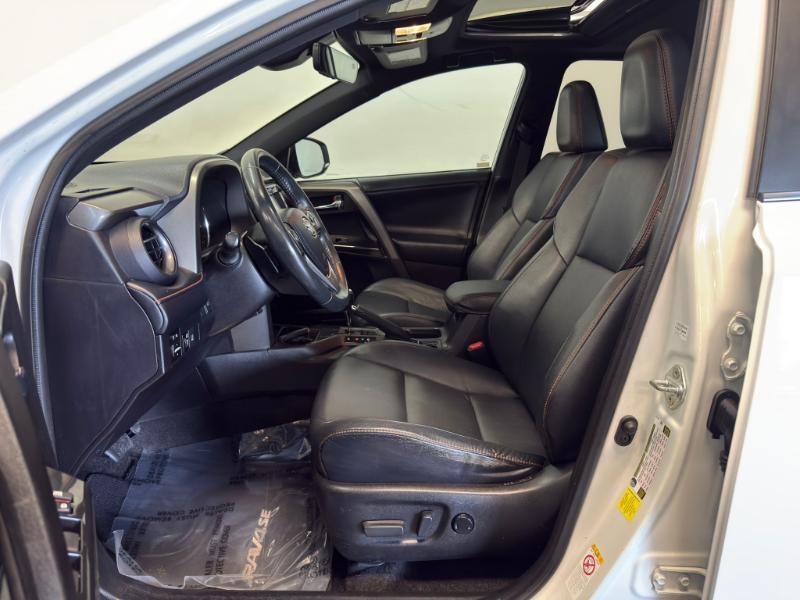 Toyota RAV4 SE FWD 2017