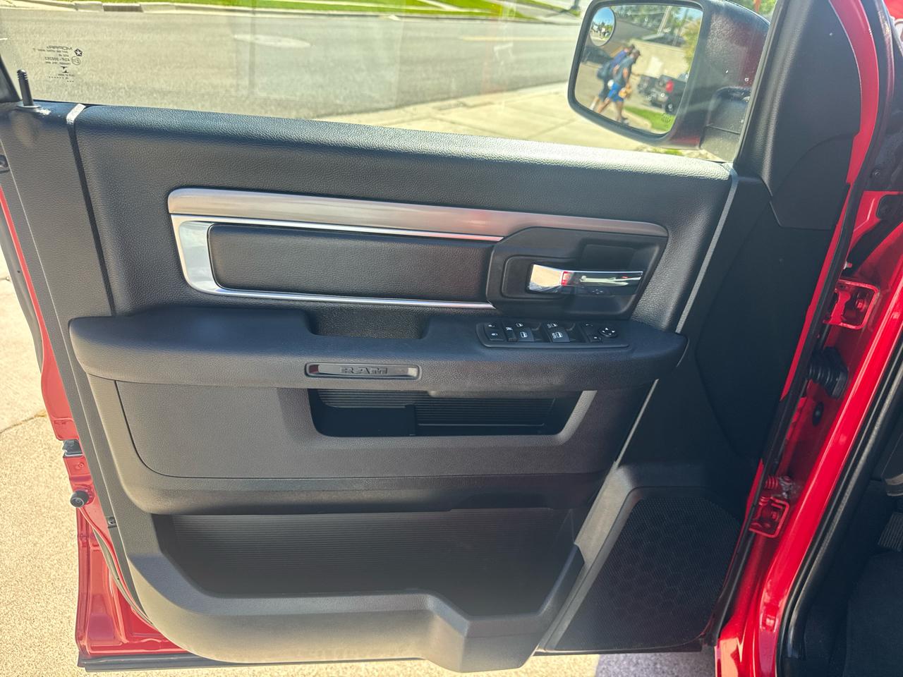 RAM 1500 Classic Warlock 4x4 Crew Cab 5'7" Box 2022