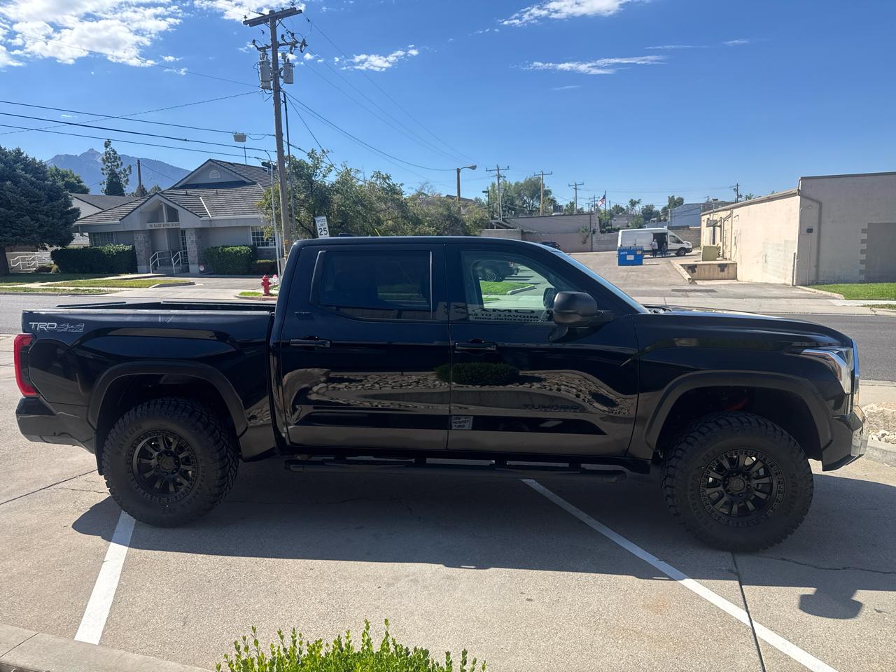 Toyota Tundra SR5 CrewMax 4WD 2024