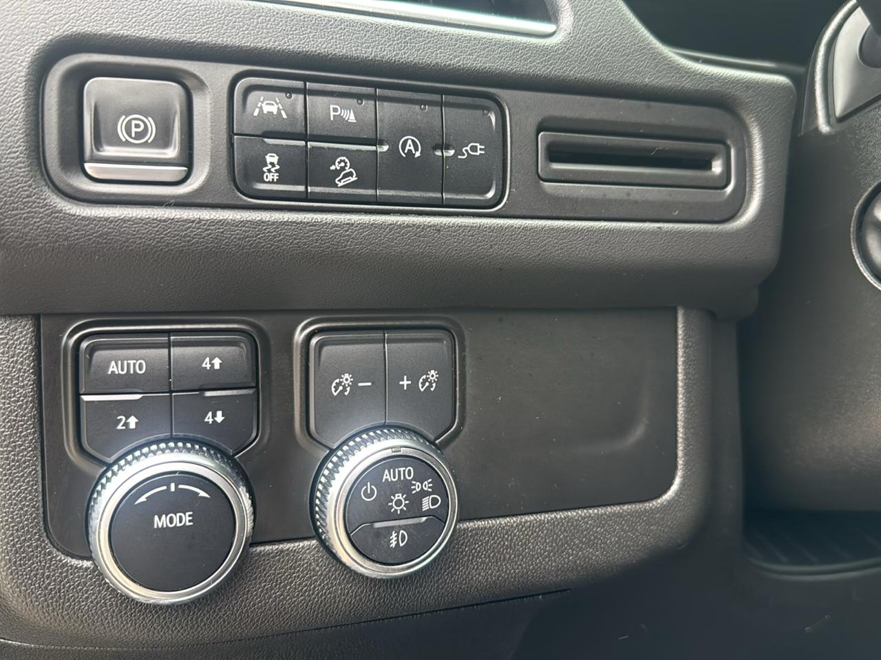 GMC Yukon AT4 4D SUV 4WD 2022