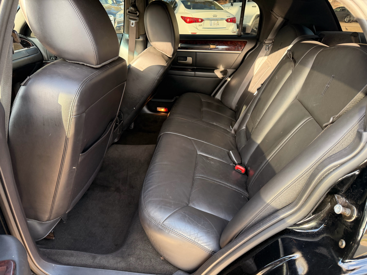 Lincoln Town Car 4dr Sdn Signature Limited 2011