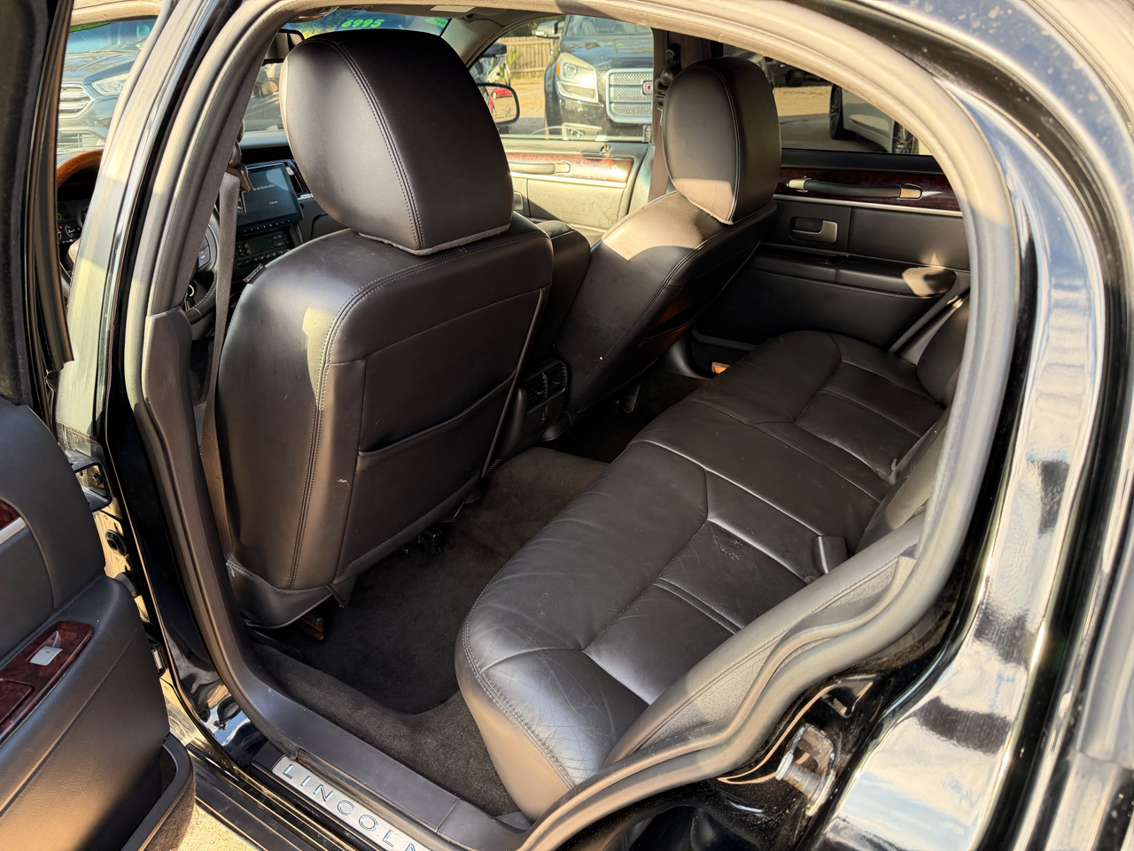 Lincoln Town Car 4dr Sdn Signature Limited 2011