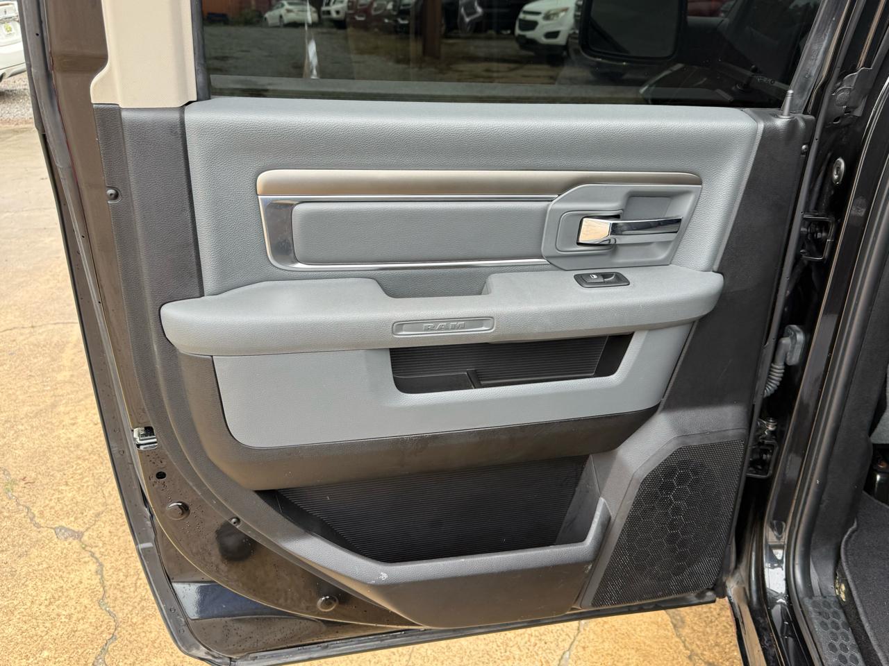 RAM 1500 Big Horn 4x4 Crew Cab 5'7" Box 2017