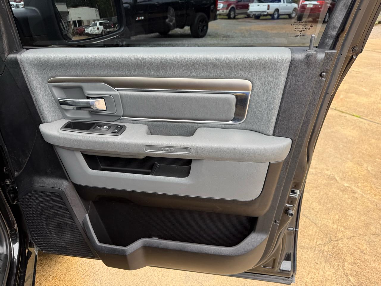 RAM 1500 Big Horn 4x4 Crew Cab 5'7" Box 2017