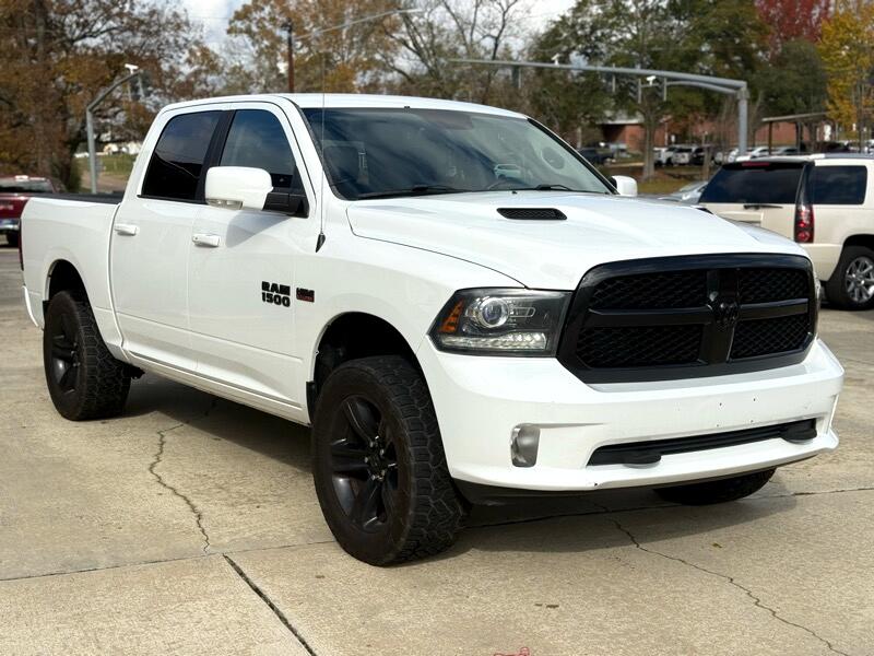 RAM 1500 4WD Crew Cab 140.5" Night 2017