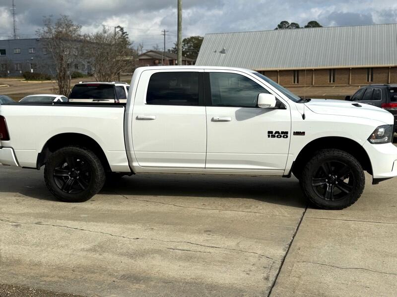 RAM 1500 4WD Crew Cab 140.5" Night 2017