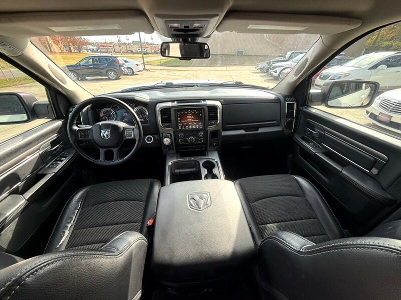 RAM 1500 4WD Crew Cab 140.5" Night 2017