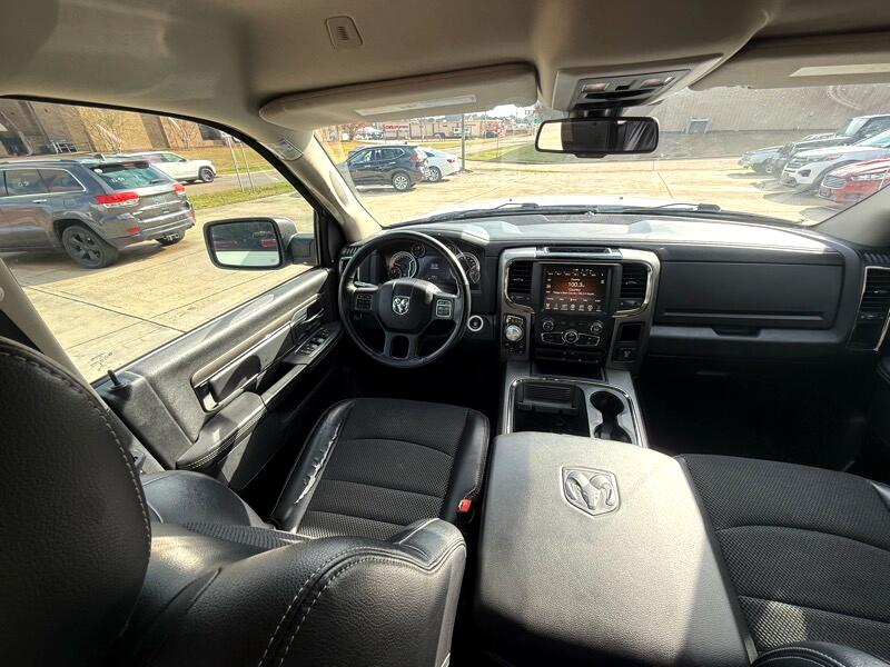 RAM 1500 4WD Crew Cab 140.5" Night 2017