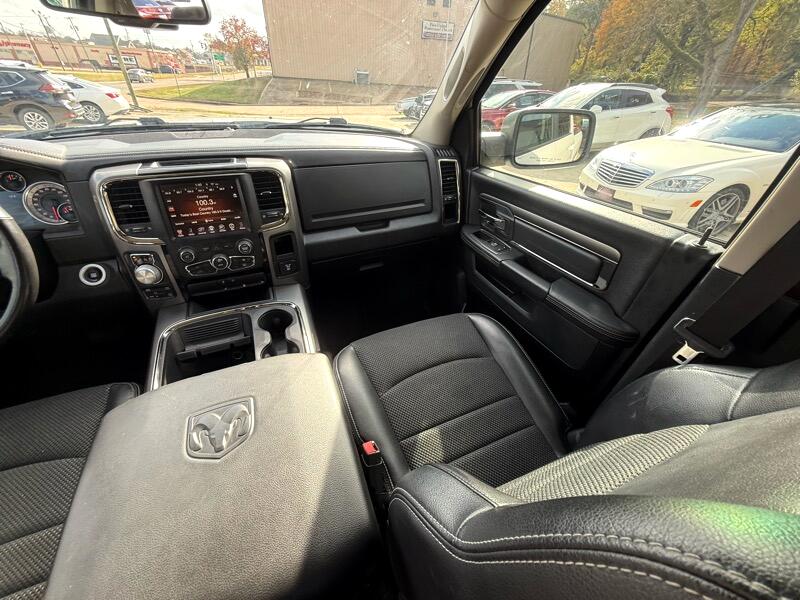 RAM 1500 4WD Crew Cab 140.5" Night 2017