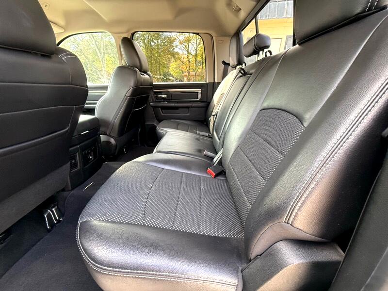 RAM 1500 4WD Crew Cab 140.5" Night 2017