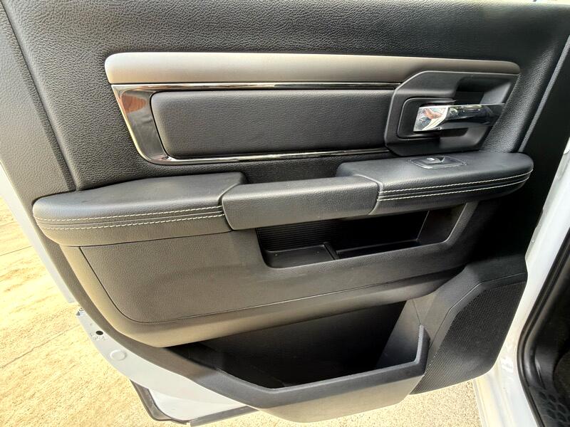 RAM 1500 4WD Crew Cab 140.5" Night 2017