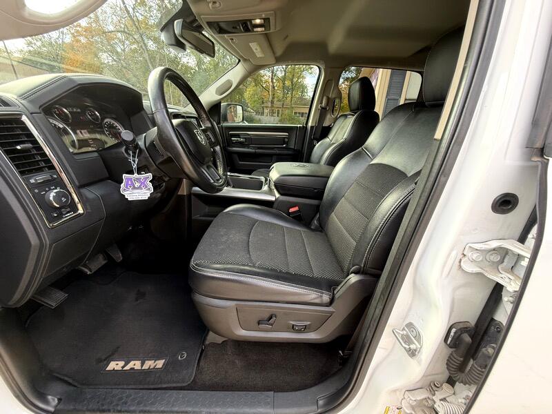 RAM 1500 4WD Crew Cab 140.5" Night 2017