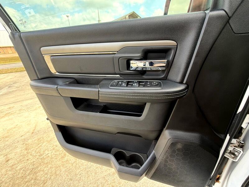 RAM 1500 4WD Crew Cab 140.5" Night 2017