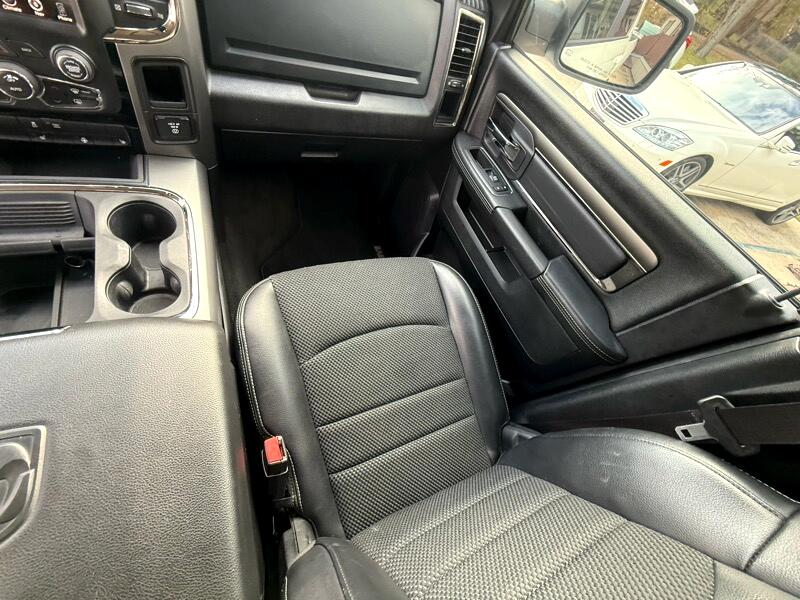 RAM 1500 4WD Crew Cab 140.5" Night 2017