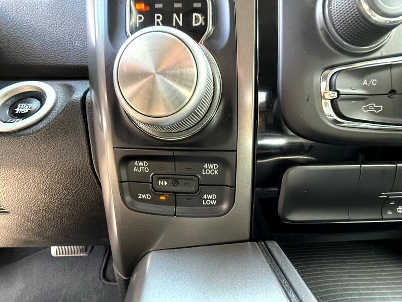 RAM 1500 4WD Crew Cab 140.5" Night 2017