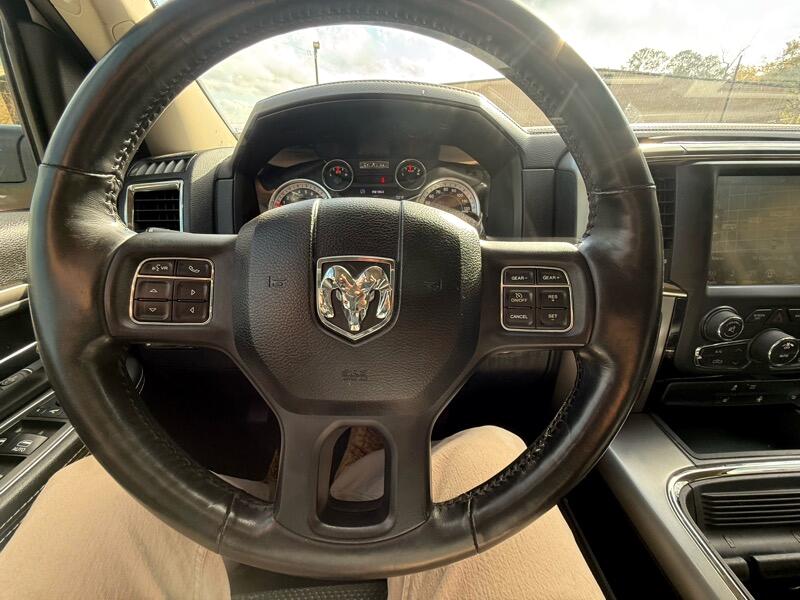 RAM 1500 4WD Crew Cab 140.5" Night 2017