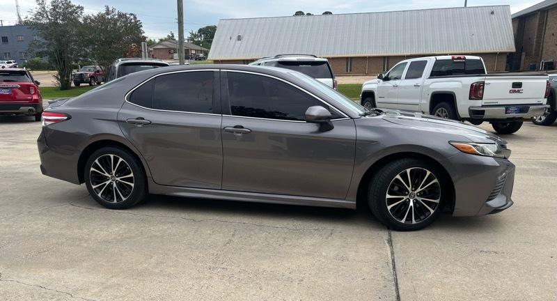 Toyota Camry SE 2020