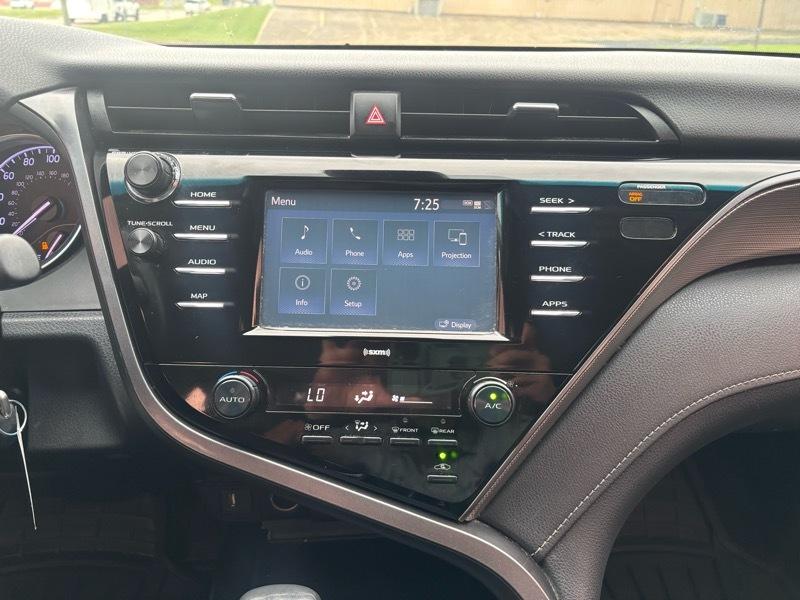 Toyota Camry SE 2020