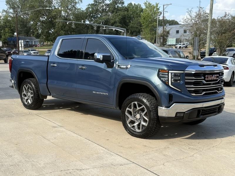 GMC Sierra 1500 4WD Crew Cab 143.5" SLT 2024