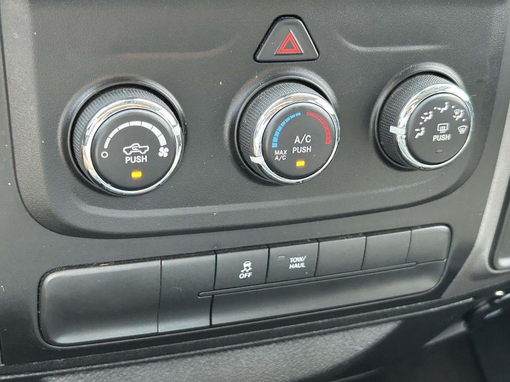 RAM 1500 4WD Crew Cab 140.5" Express 2014