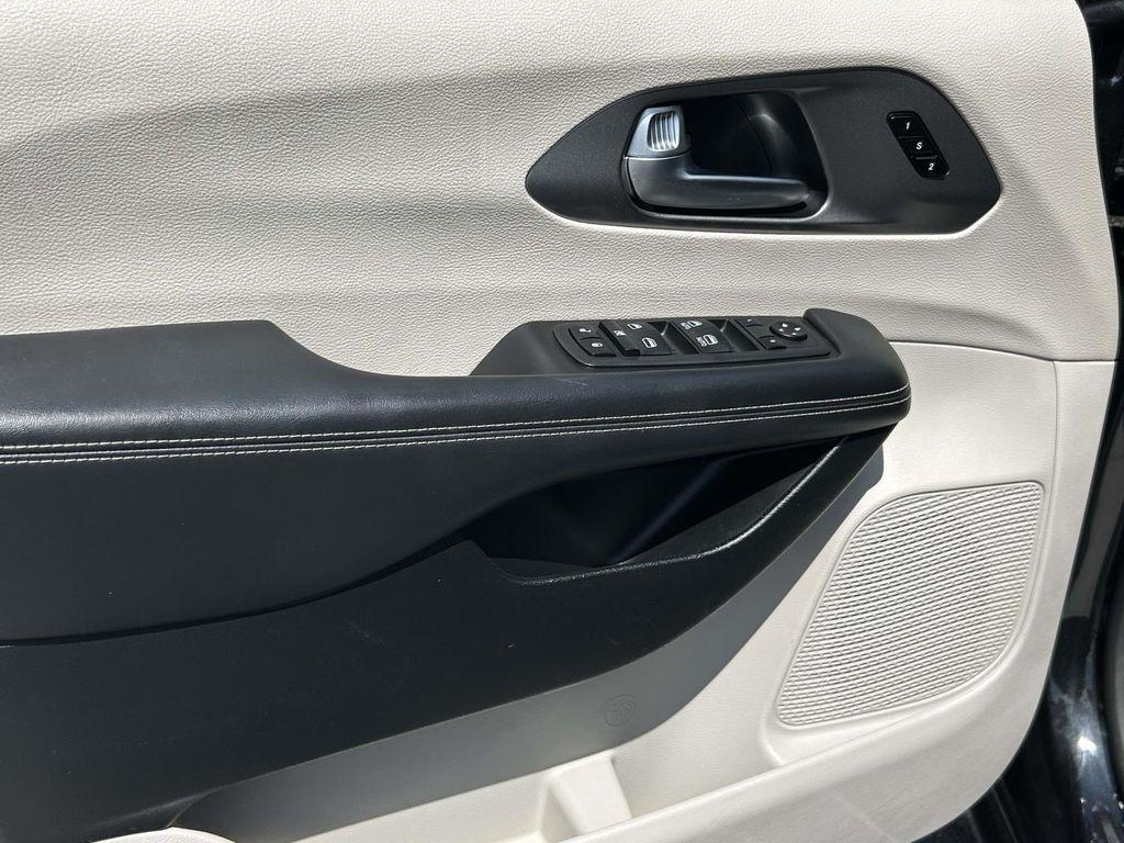 Chrysler Pacifica Touring L FWD 2023