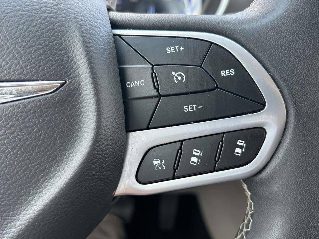 Chrysler Pacifica Touring L FWD 2023