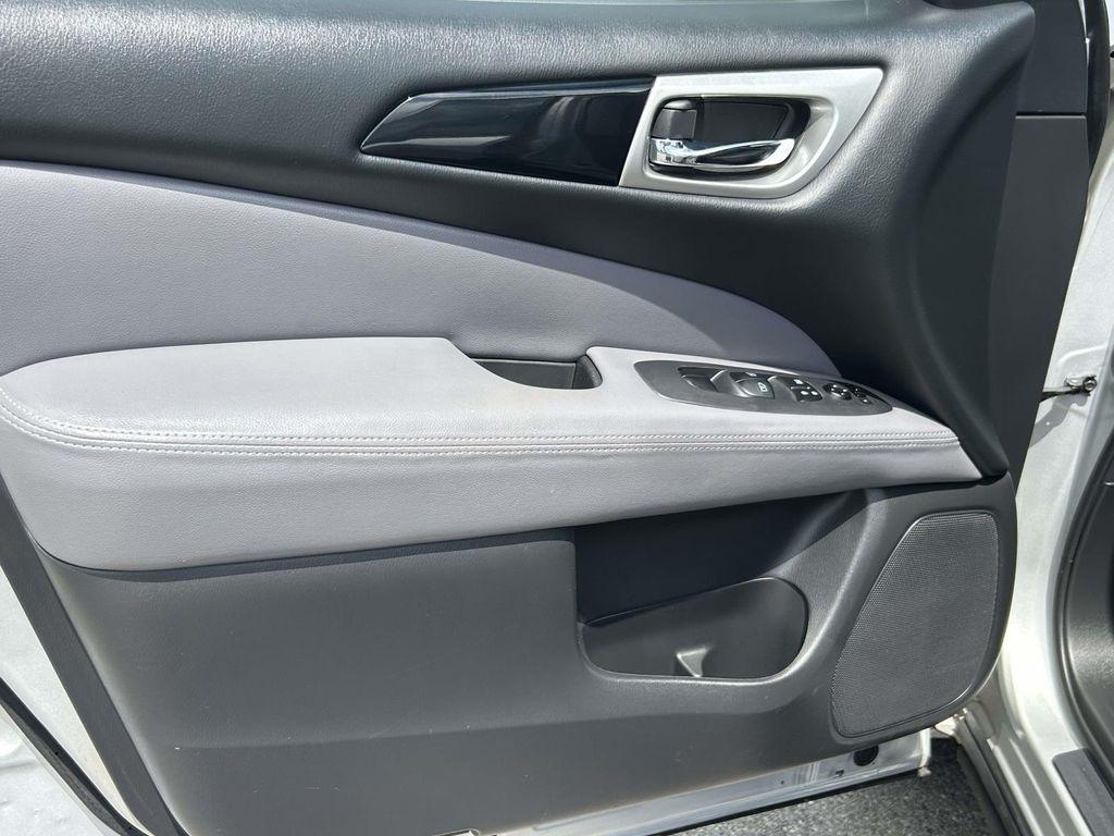 Nissan Pathfinder FWD Platinum 2017
