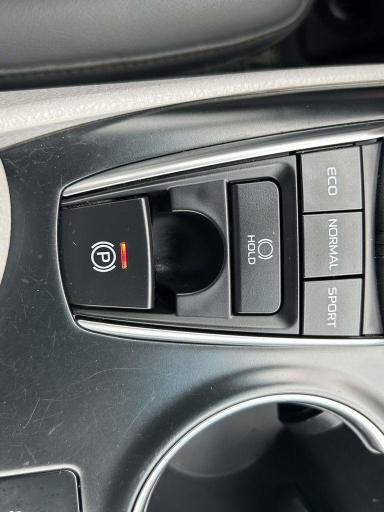 Toyota Camry XLE Auto (Natl) 2018