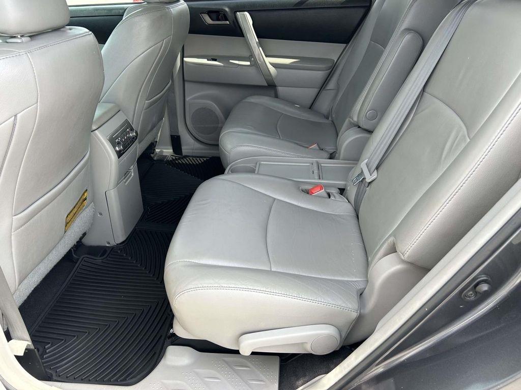 Toyota Highlander 4WD 4dr V6 Base (Natl) 2011