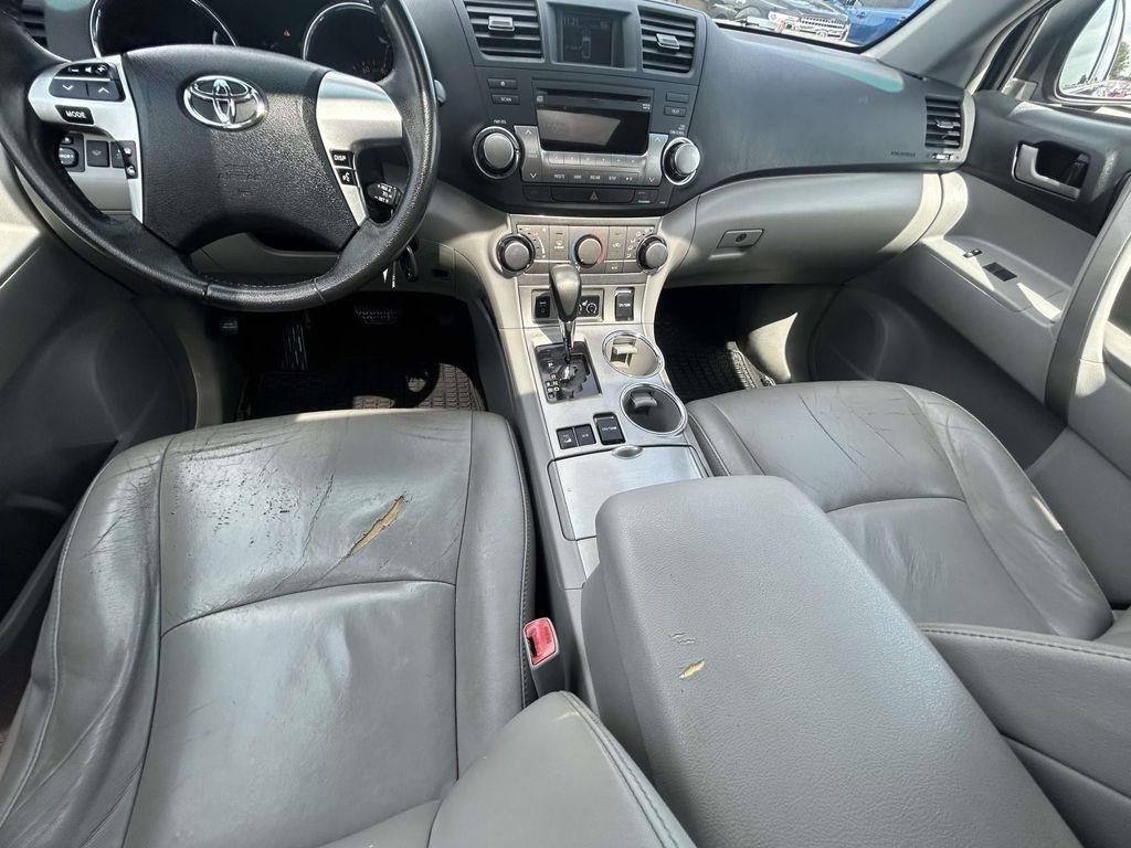 Toyota Highlander 4WD 4dr V6 Base (Natl) 2011