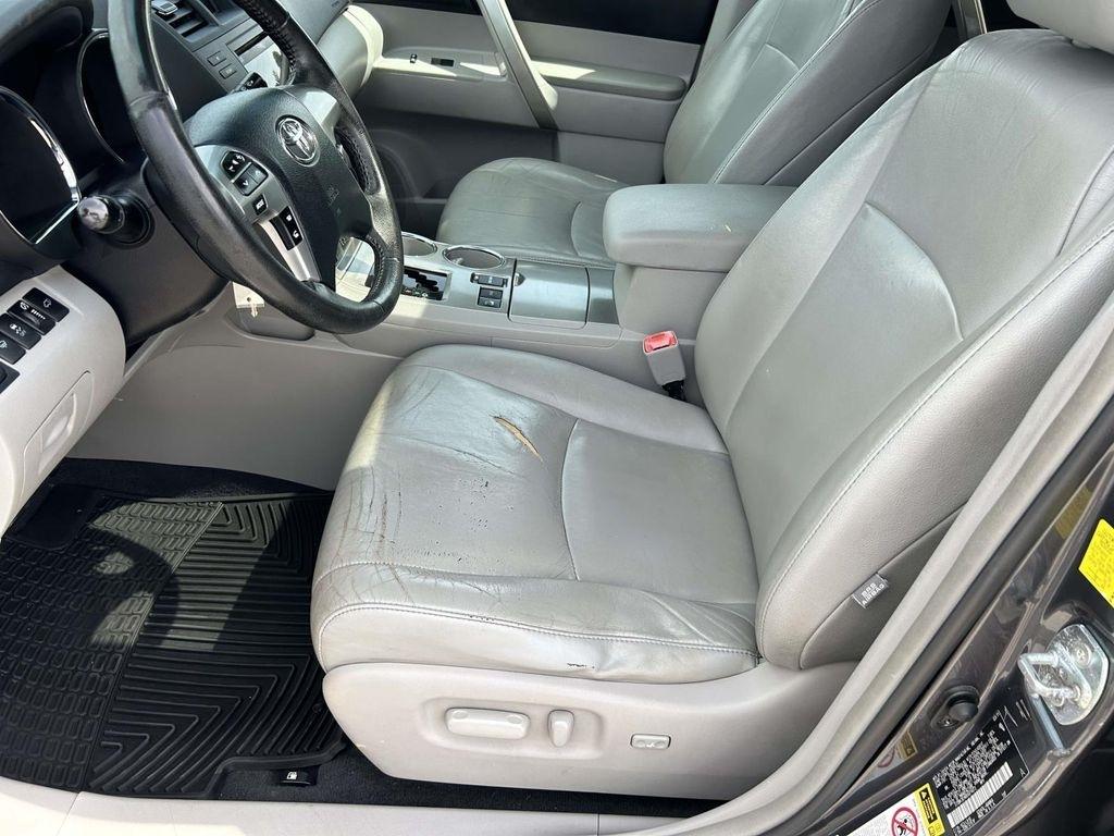 Toyota Highlander 4WD 4dr V6 Base (Natl) 2011