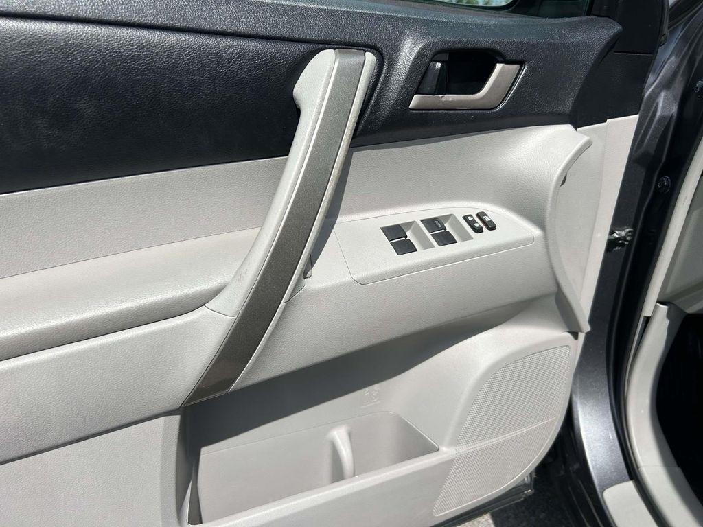 Toyota Highlander 4WD 4dr V6 Base (Natl) 2011