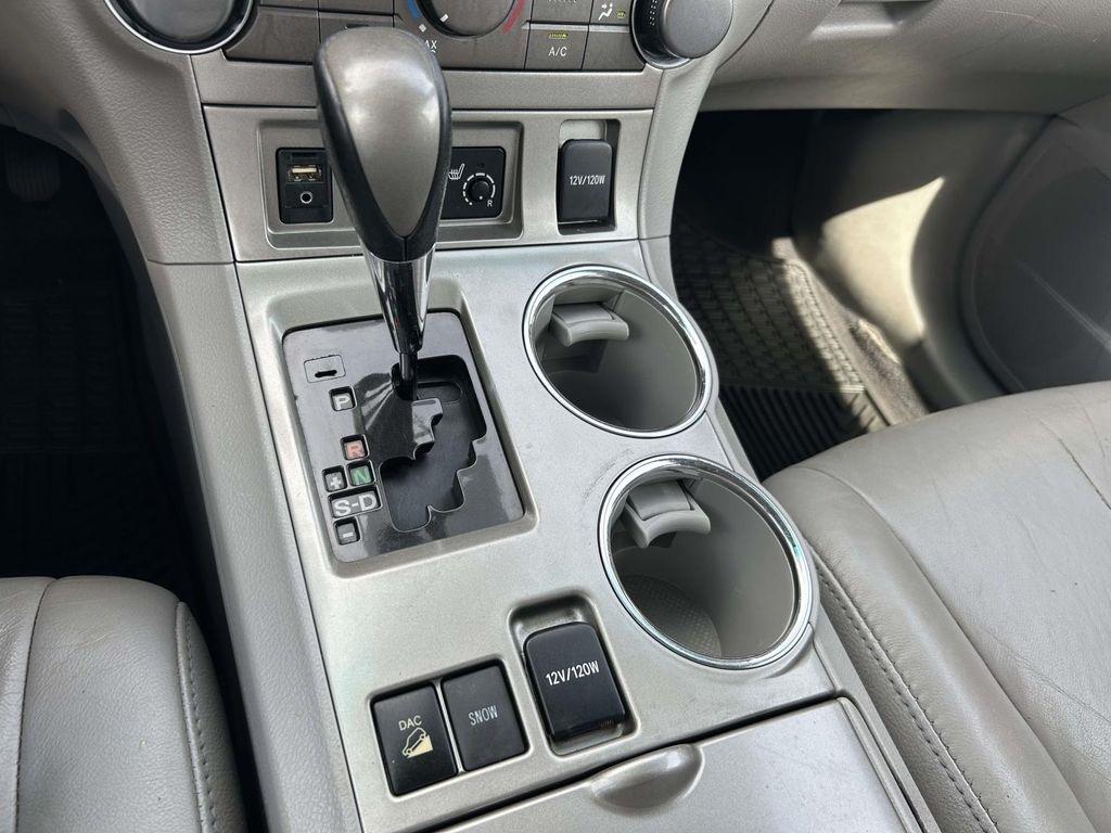 Toyota Highlander 4WD 4dr V6 Base (Natl) 2011