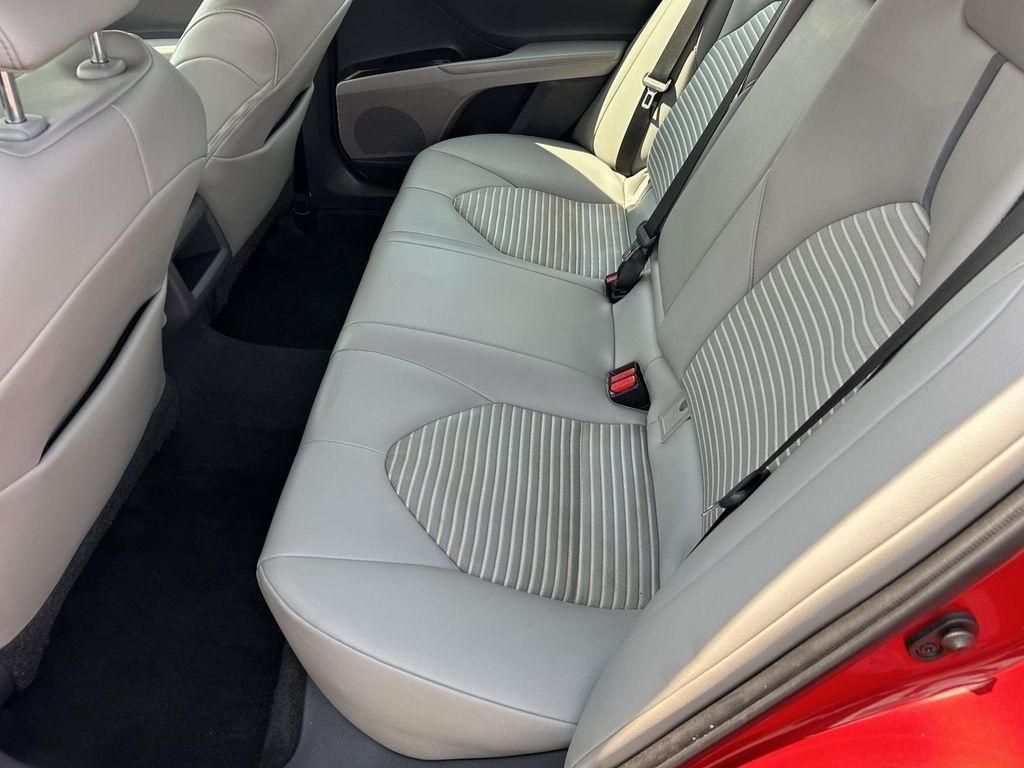 Toyota Camry SE Auto (Natl) 2021