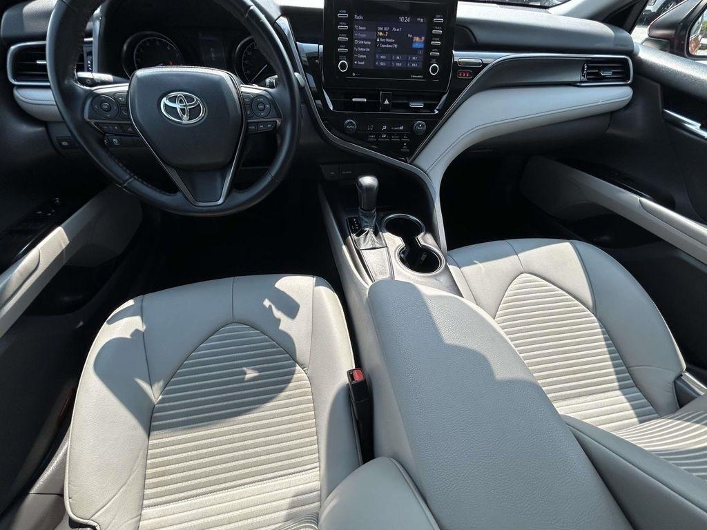 Toyota Camry SE Auto (Natl) 2021