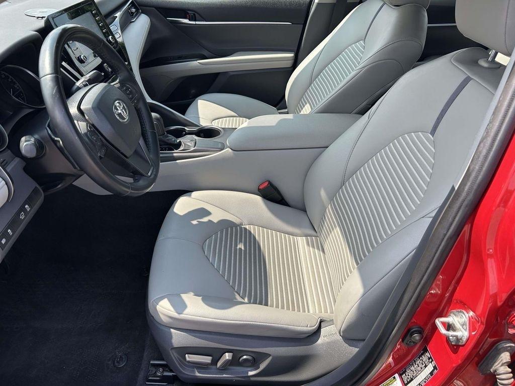 Toyota Camry SE Auto (Natl) 2021