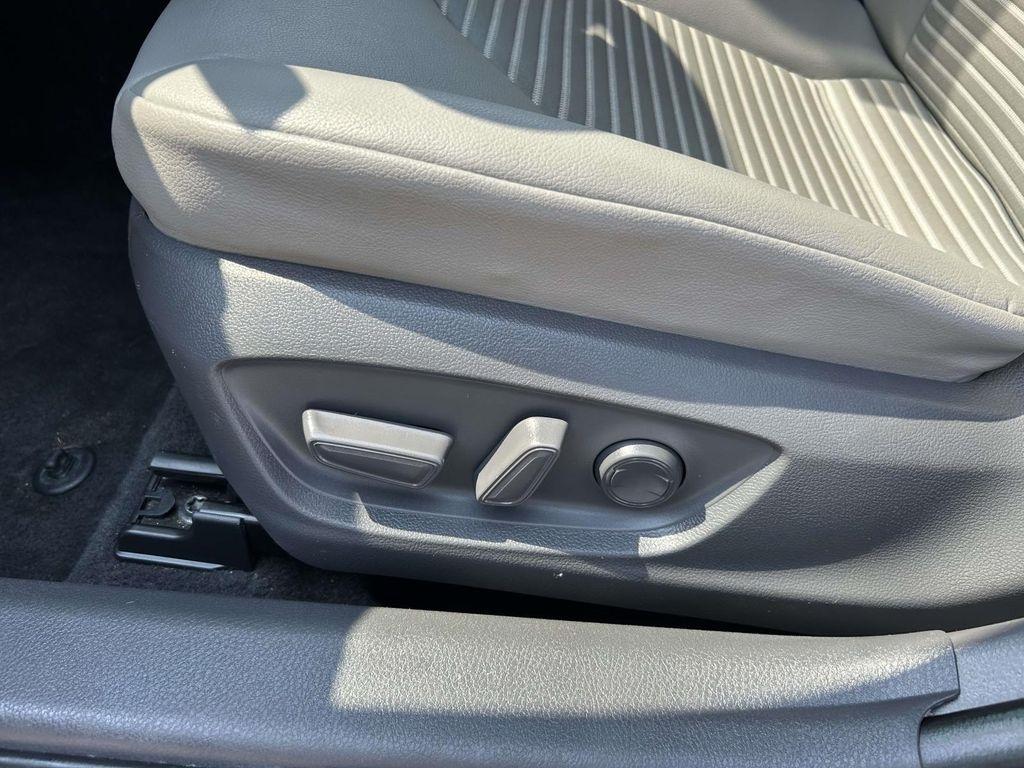 Toyota Camry SE Auto (Natl) 2021