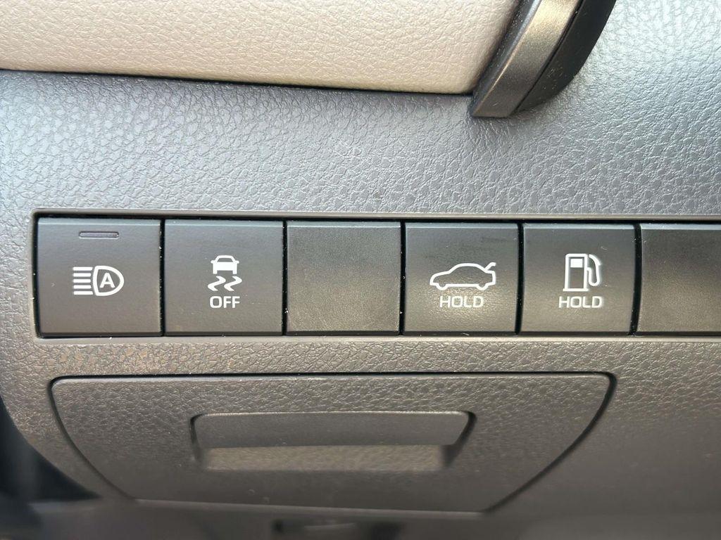 Toyota Camry SE Auto (Natl) 2021