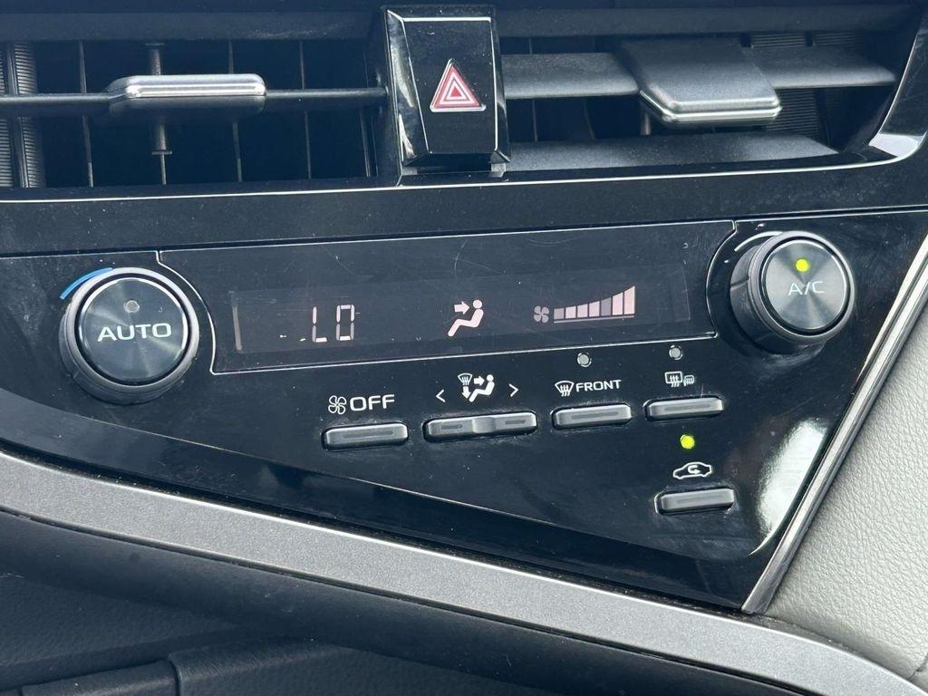 Toyota Camry SE Auto (Natl) 2021