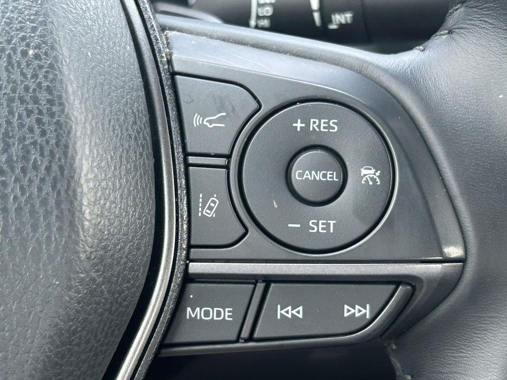 Toyota Camry SE Auto (Natl) 2021
