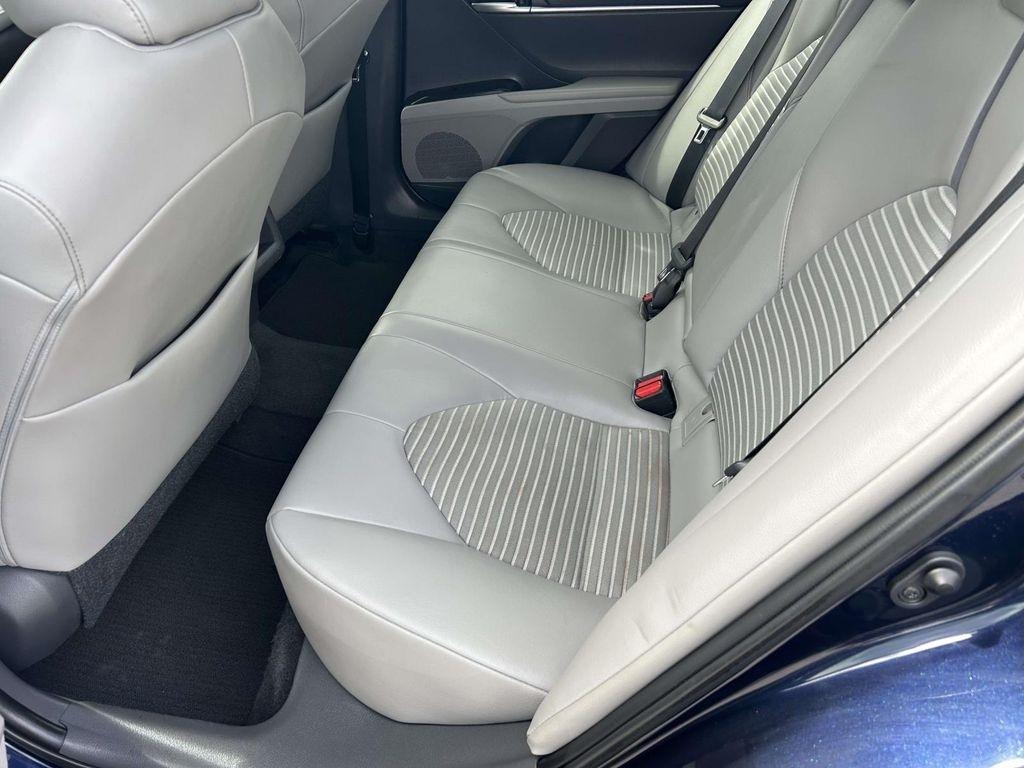 Toyota Camry SE Auto (Natl) 2021