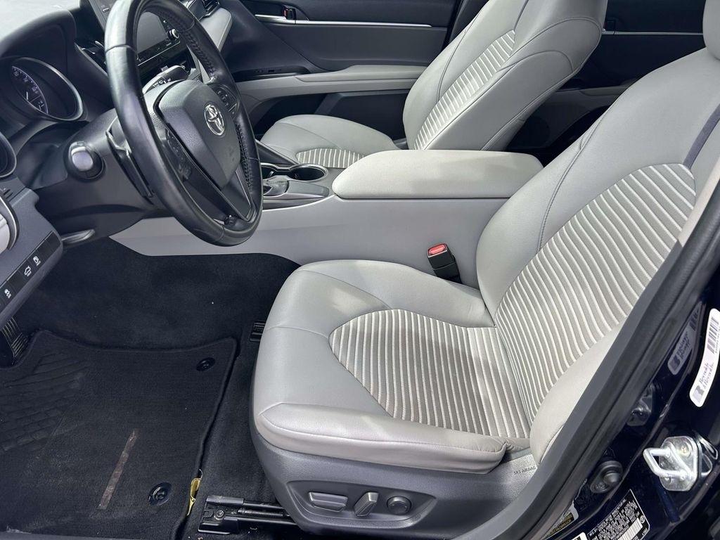 Toyota Camry SE Auto (Natl) 2021
